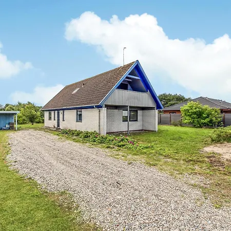 Gorgeous In With Kitchen Holiday home